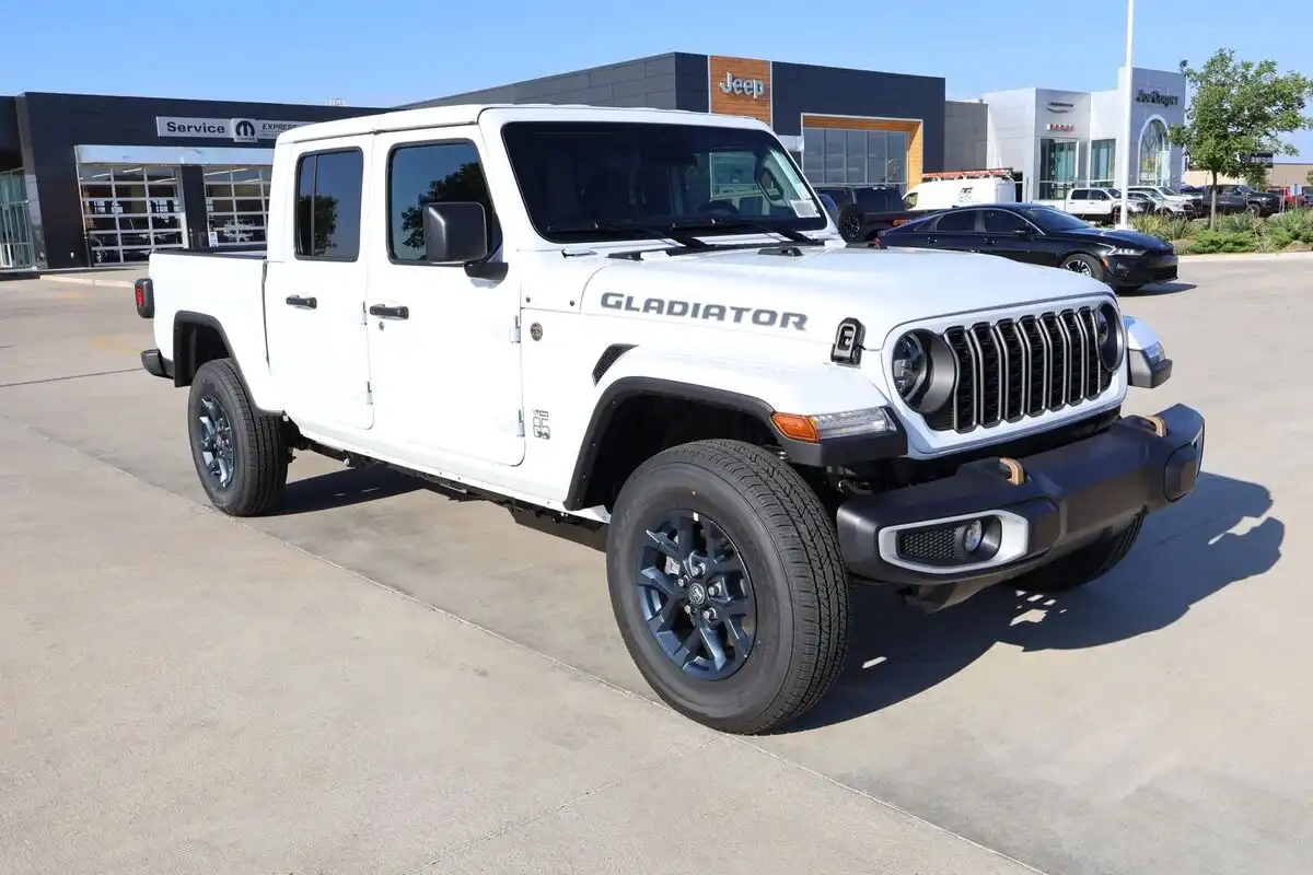 2026 Jeep Gladiator 85th Anniversary Edition Auto's photo