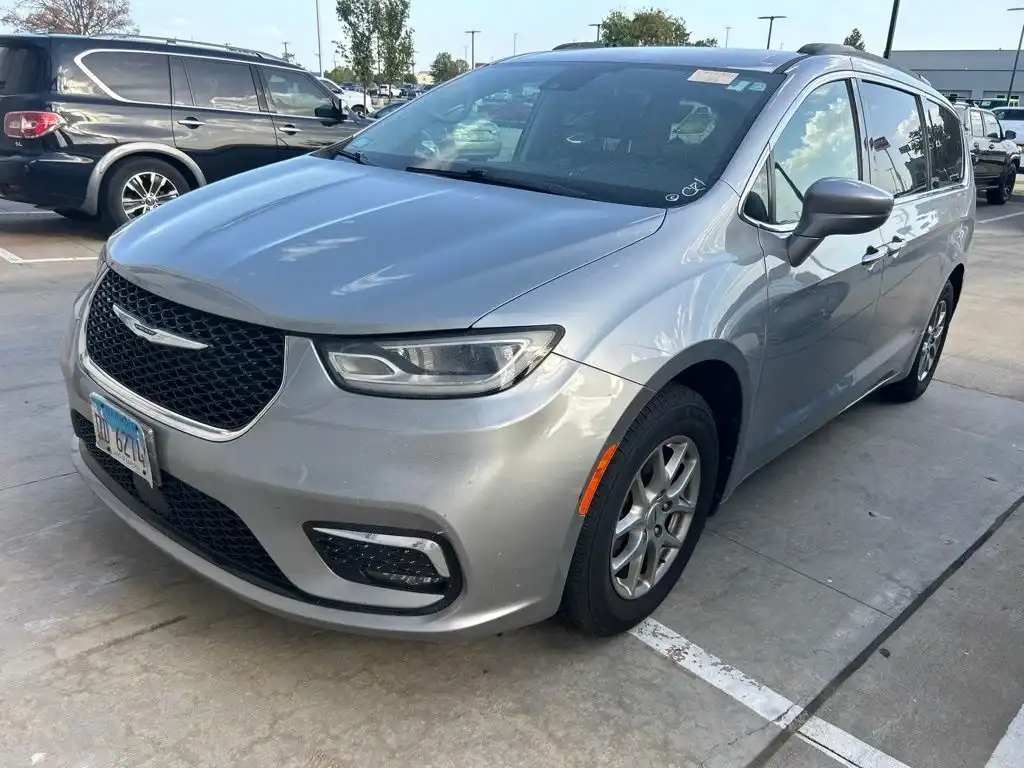 2021 Chrysler Pacifica Touring's photo