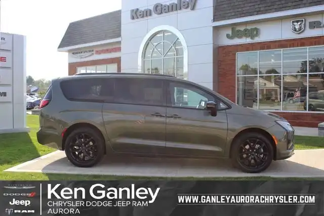 2027 Chrysler Pacifica Limited AWD's photo