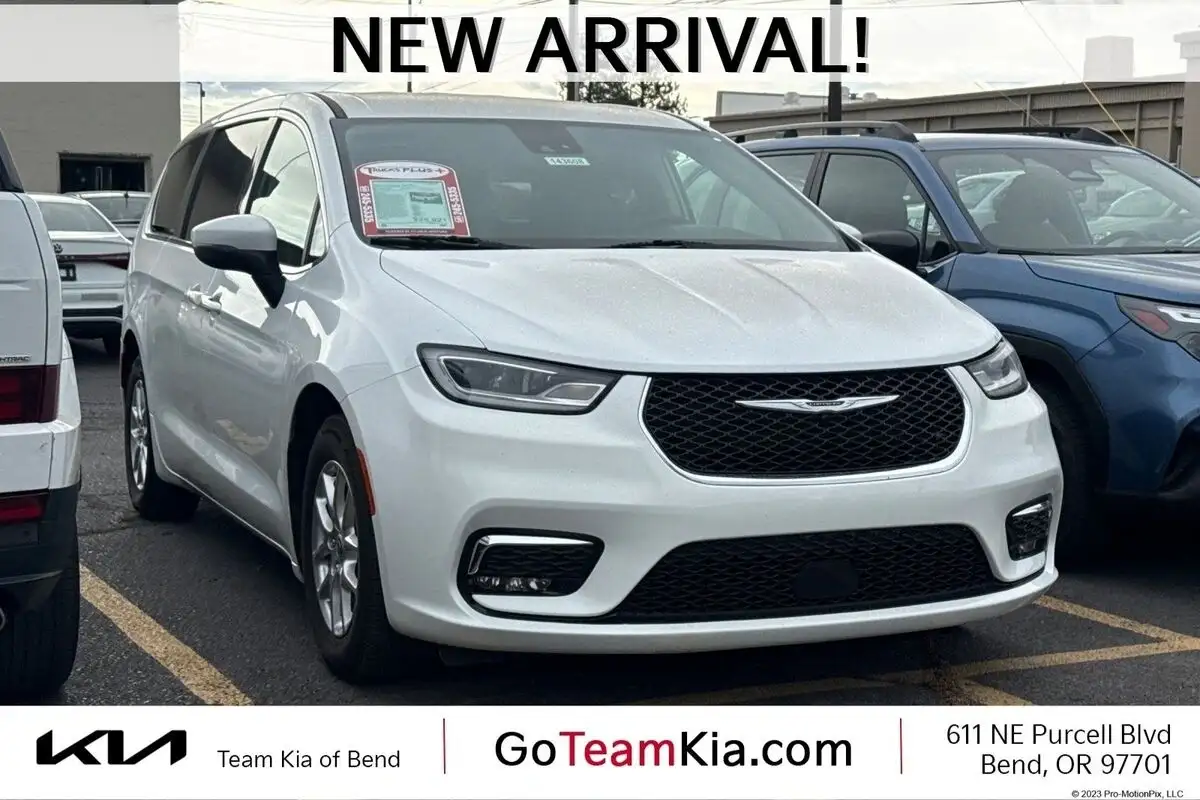 2023 Chrysler Pacifica Touring L's photo