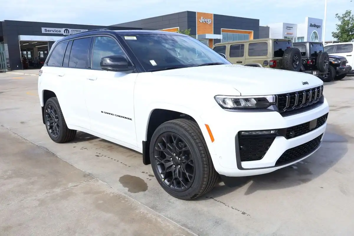 2026 Jeep Grand Cherokee Summit 4x4's photo