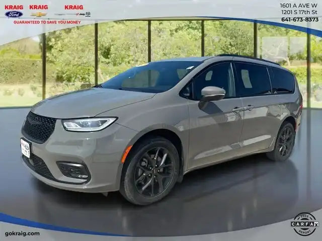 2023 Chrysler Pacifica Touring L AWD's photo