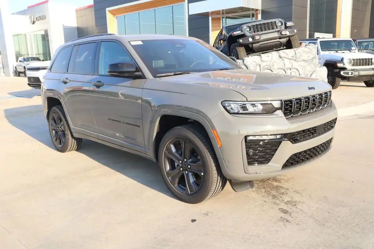 2027 Jeep Grand Cherokee Limited Reserve 4WD's photo