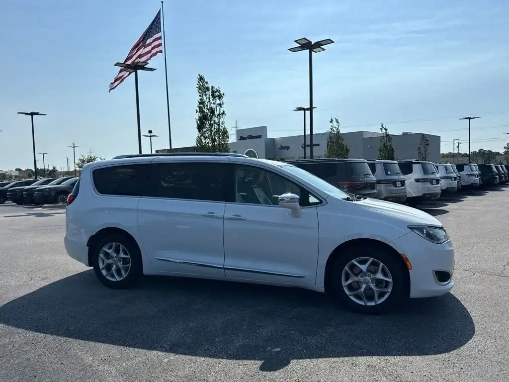 2020 Chrysler Pacifica Limited's photo