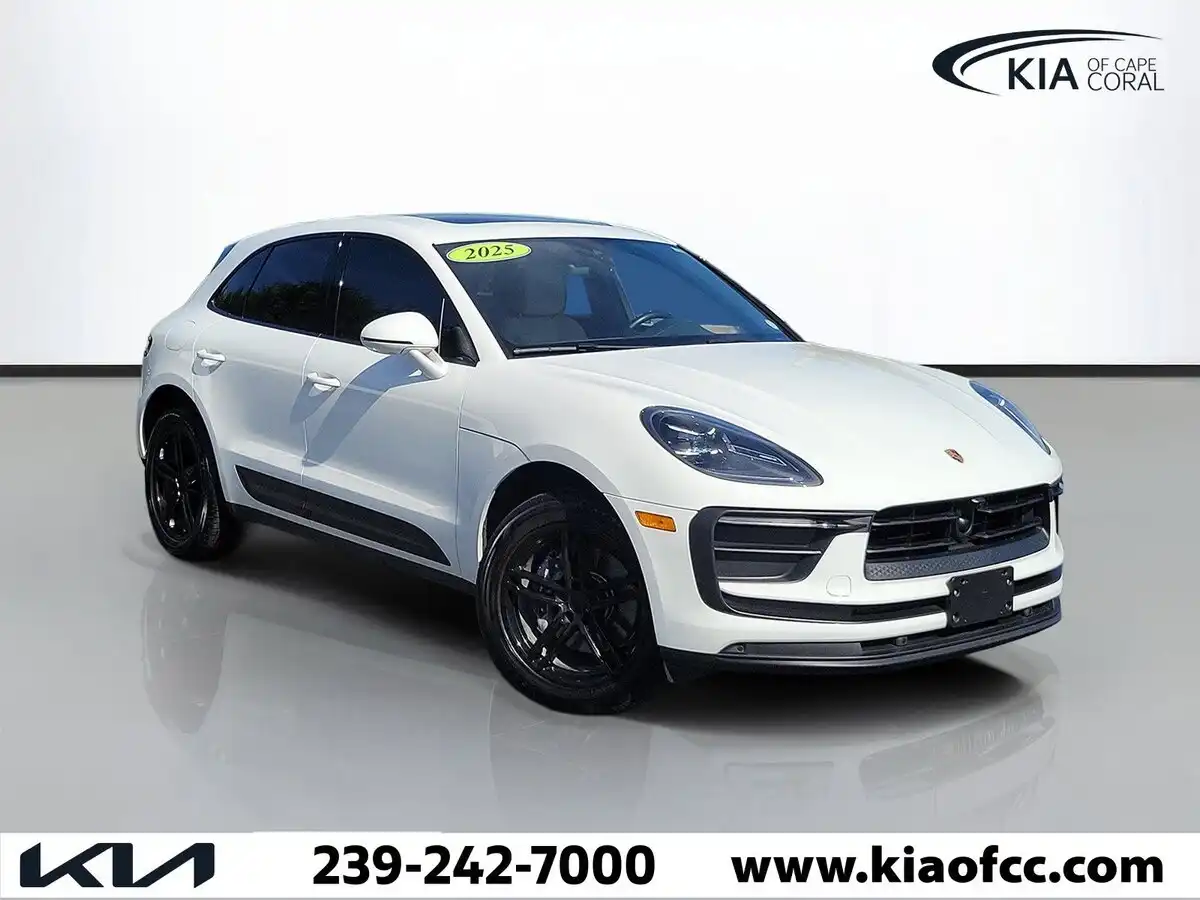 2025 Porsche Macan Base's photo
