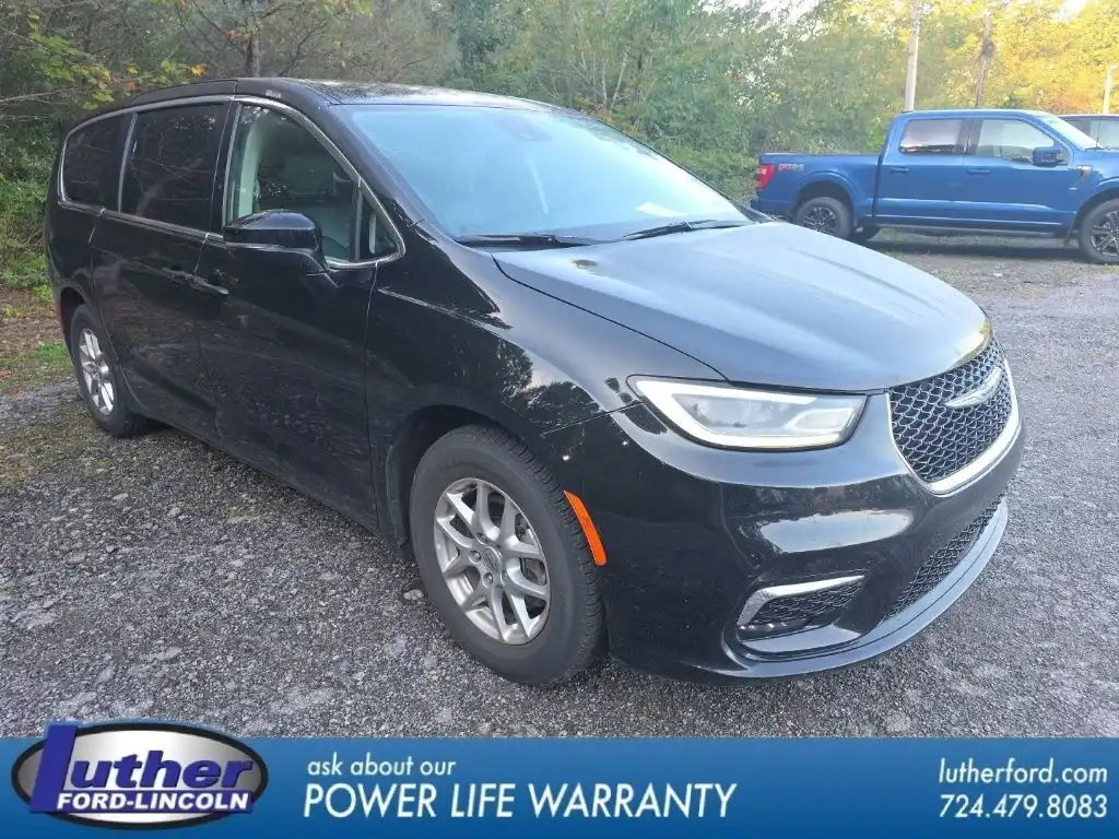2024 Chrysler Pacifica Touring L's photo