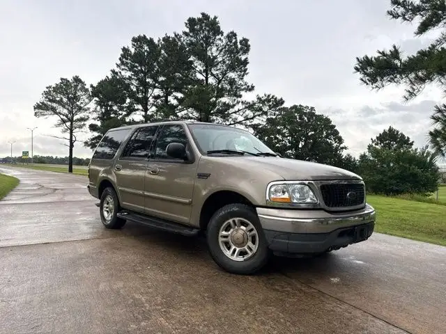 2002 Ford Expedition Base photo 1