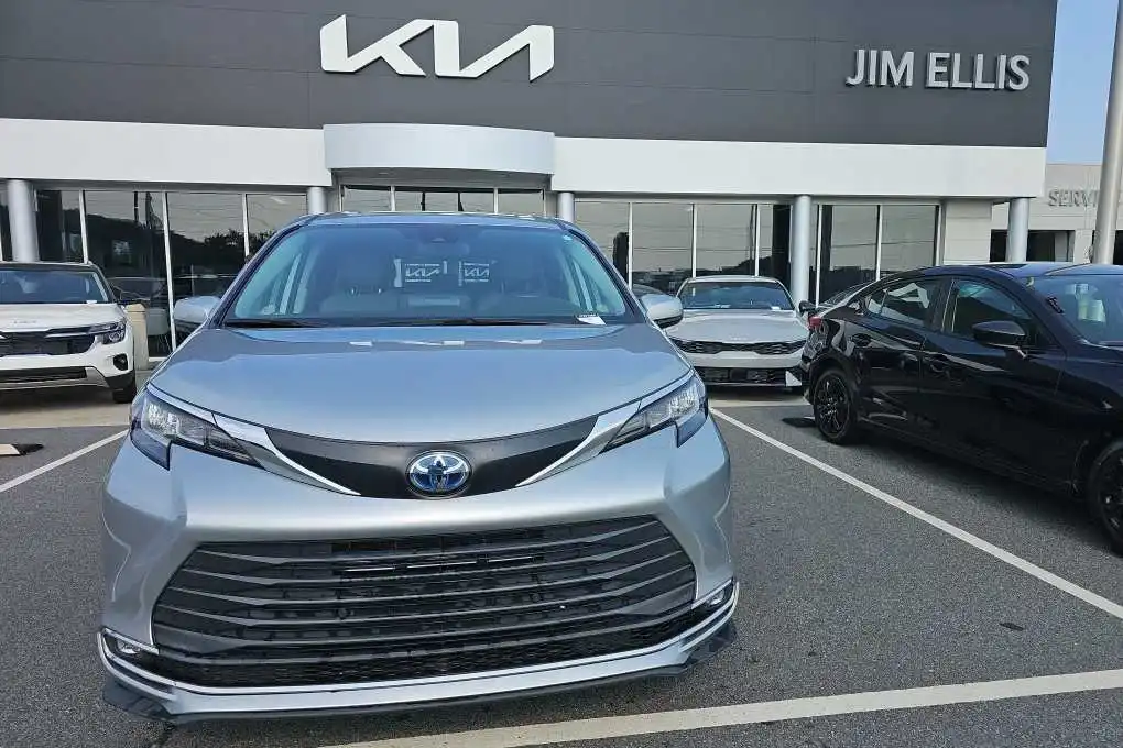 2023 Toyota Sienna XLE 8-Passenger Hybrid FWD's photo