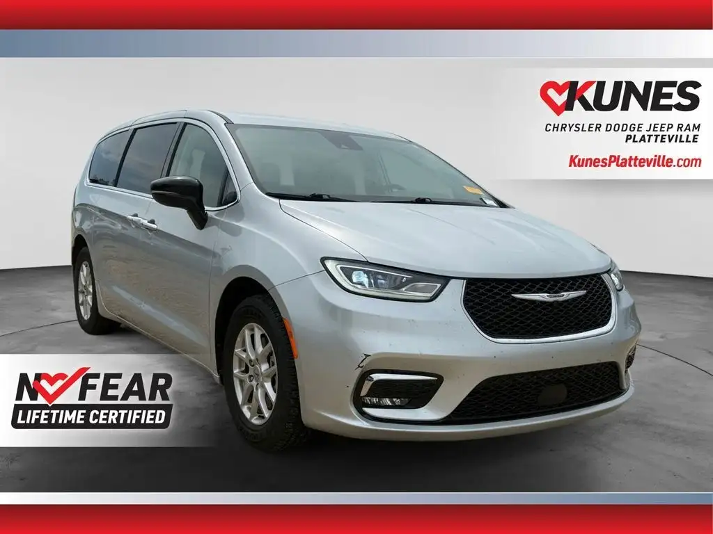 2024 Chrysler Pacifica Touring L's photo