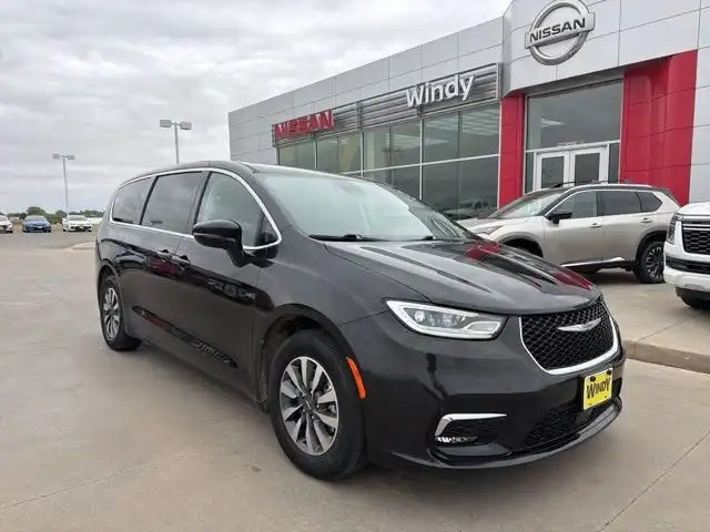 2024 Chrysler Pacifica Hybrid Select PHEV's photo