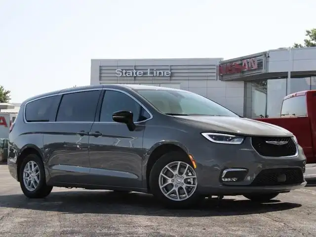 2025 Chrysler Pacifica Select's photo