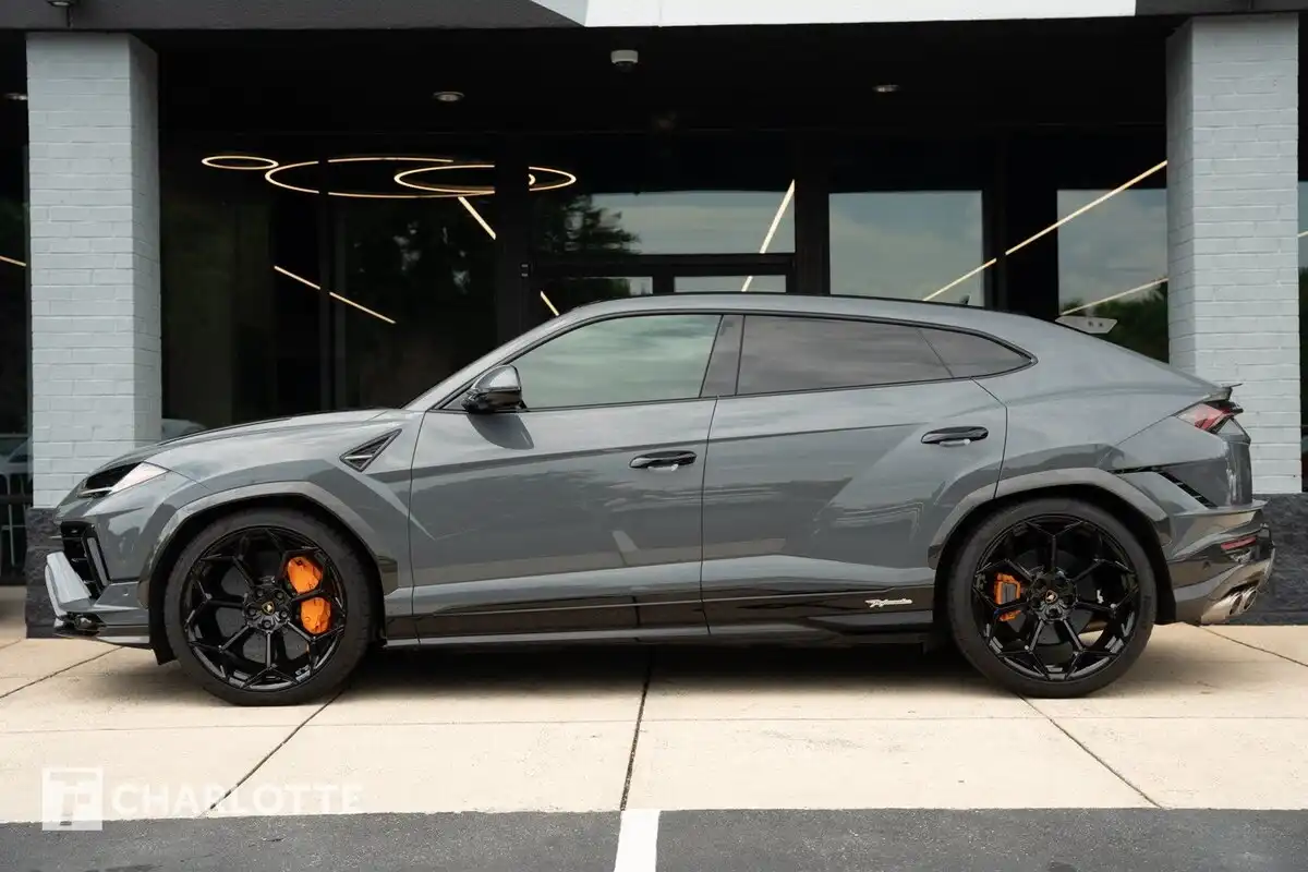 2023 Lamborghini Urus 4.0 V8 Performante's photo