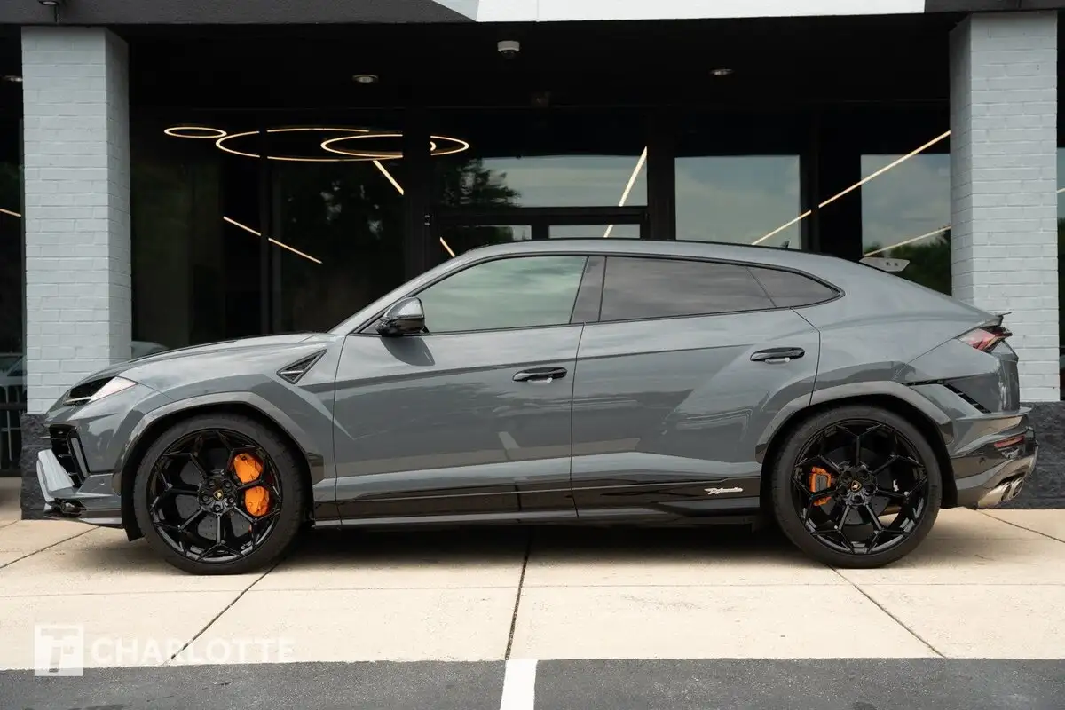 2023 Lamborghini Urus 4.0 V8 Performante's photo