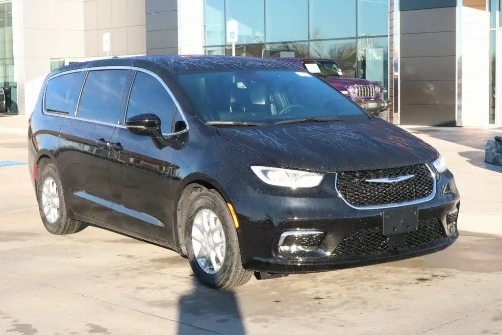 2026 Chrysler Pacifica Select photo 1