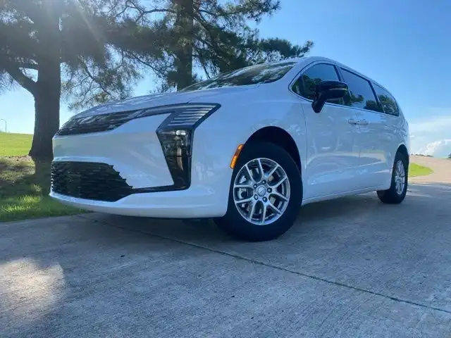 2027 Chrysler Pacifica Select's photo