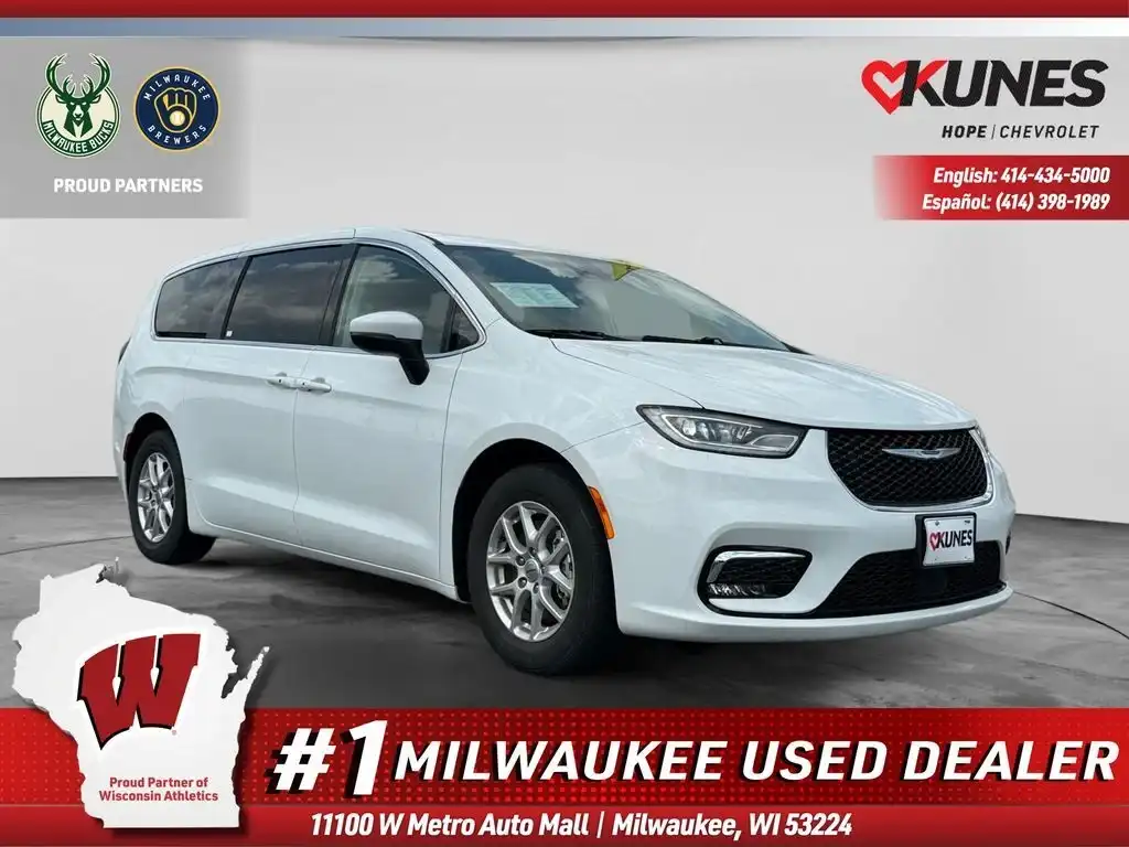 2023 Chrysler Pacifica Touring L's photo
