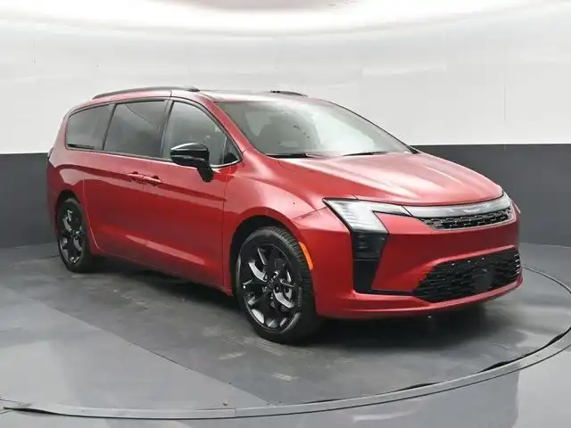 2027 Chrysler Pacifica Limited's photo