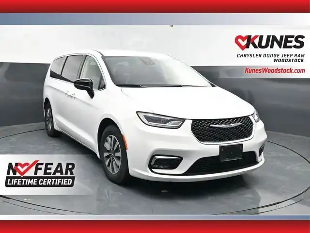 2024 Chrysler Pacifica Hybrid PHEV Select's photo