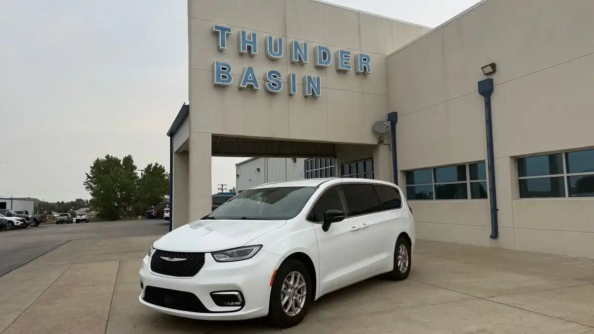 2024 Chrysler Pacifica Touring L's photo