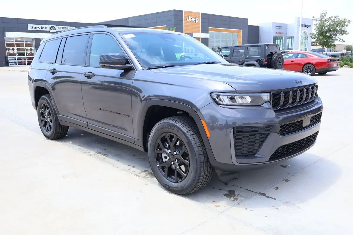 2026 Jeep Grand Cherokee L Laredo Altitude 4x4's photo