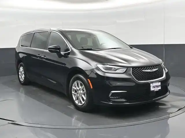 2026 Chrysler Pacifica Select's photo