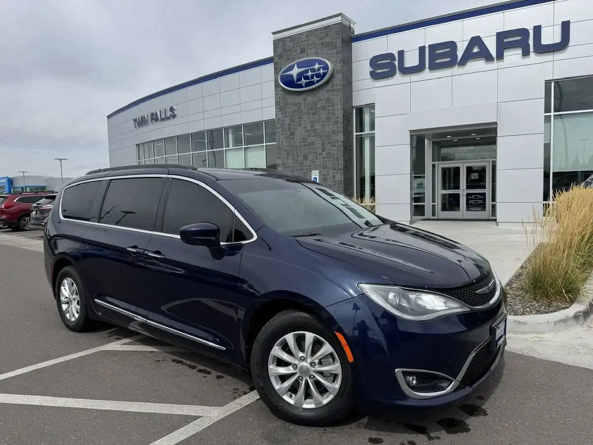 2017 Chrysler Pacifica Touring L's photo