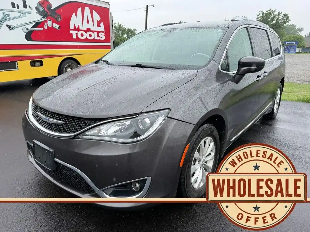 2018 Chrysler Pacifica Touring L's photo