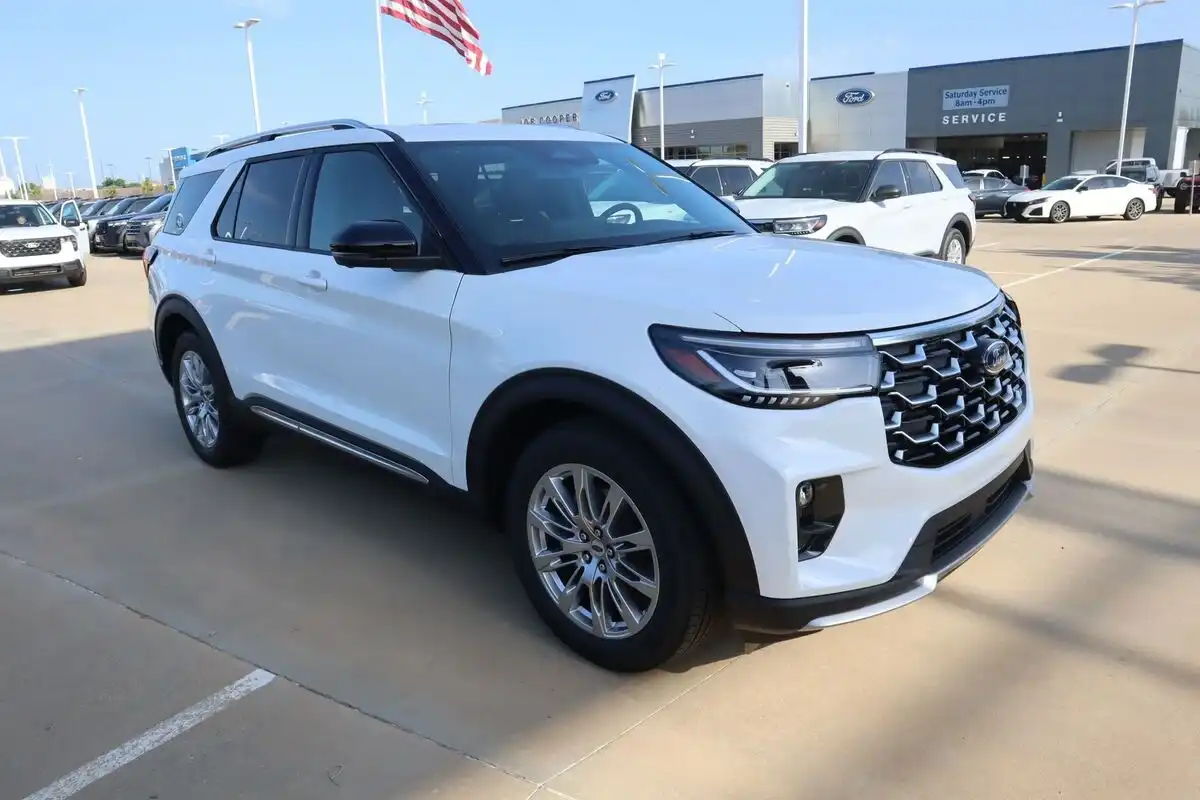 2026 Ford Explorer Platinum's photo