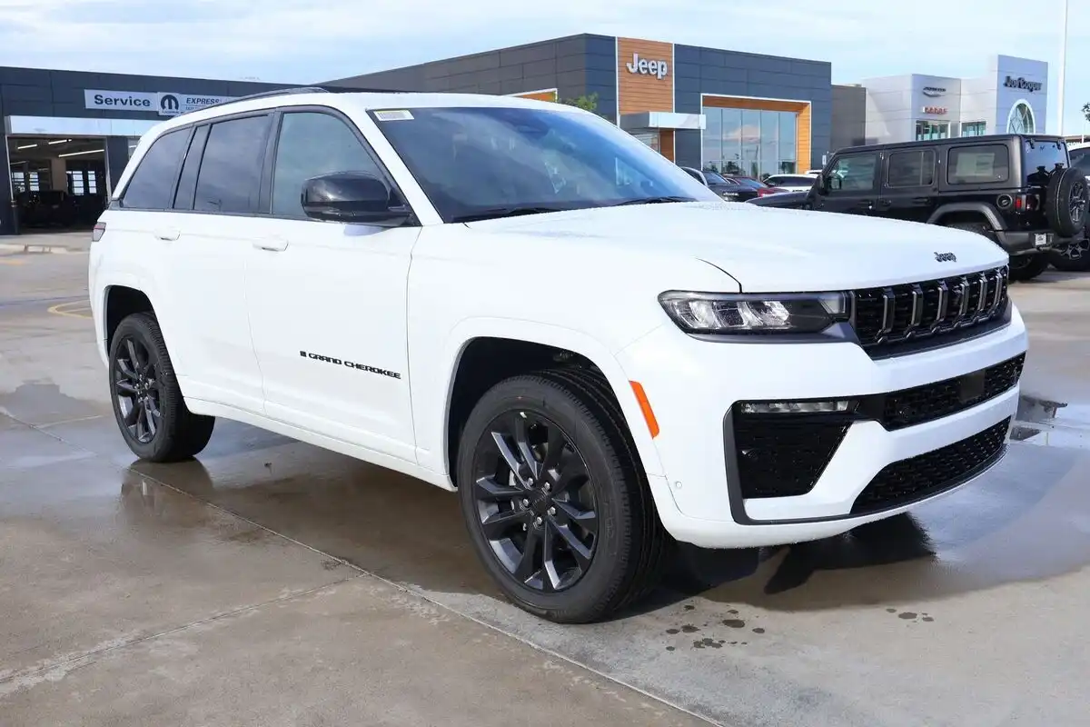 2026 Jeep Grand Cherokee Limited Reserve 4x4's photo