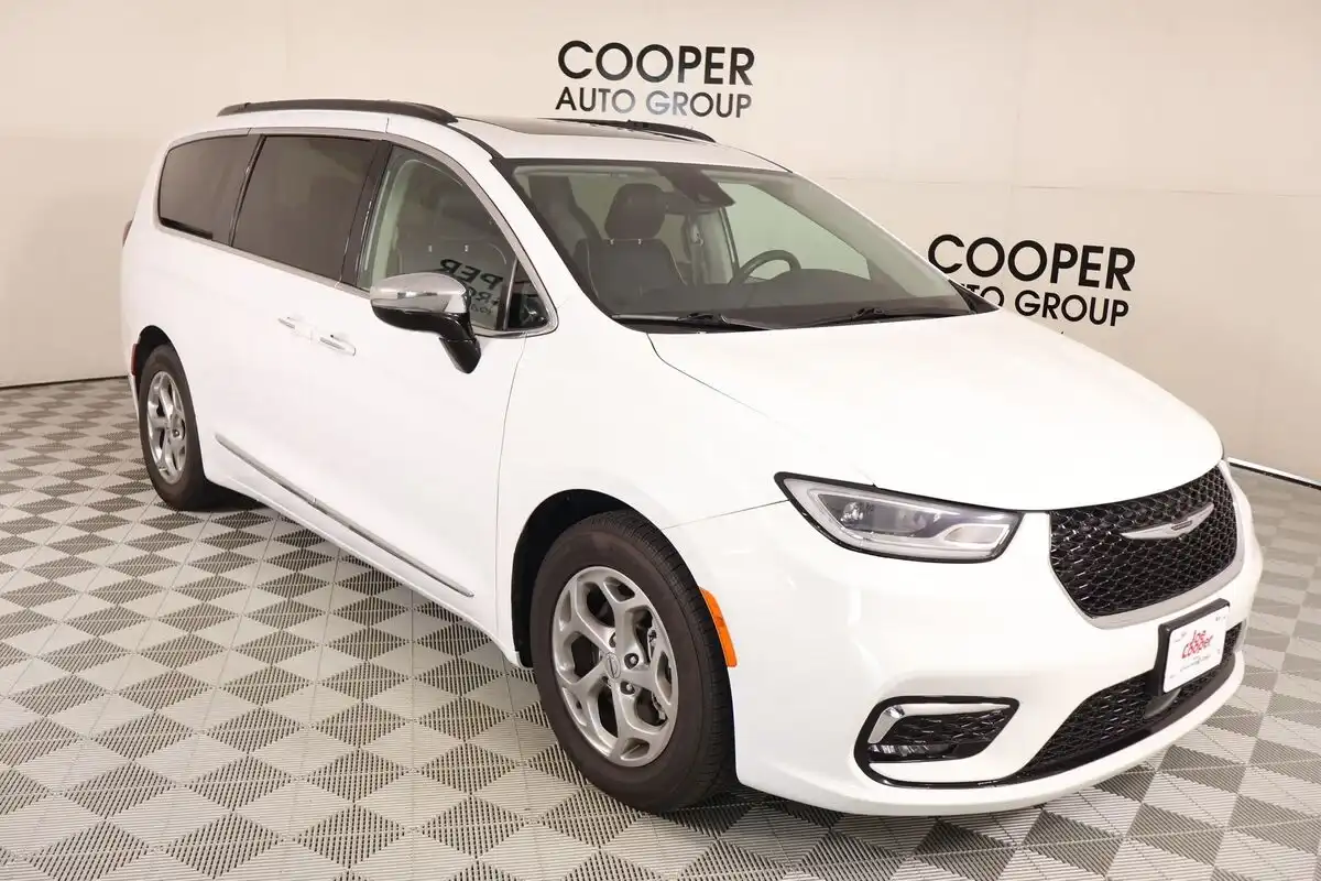 2023 Chrysler Pacifica Limited's photo