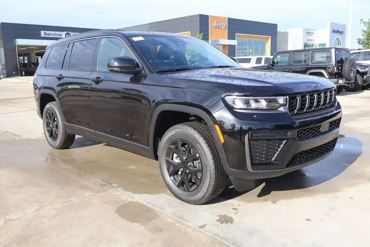 2026 Jeep Grand Cherokee L Laredo Altitude 4x4's photo