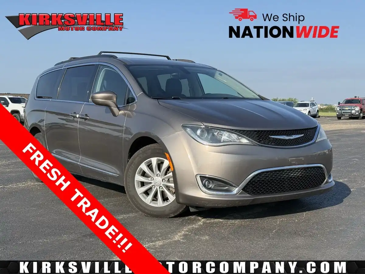 2017 Chrysler Pacifica Touring-L's photo