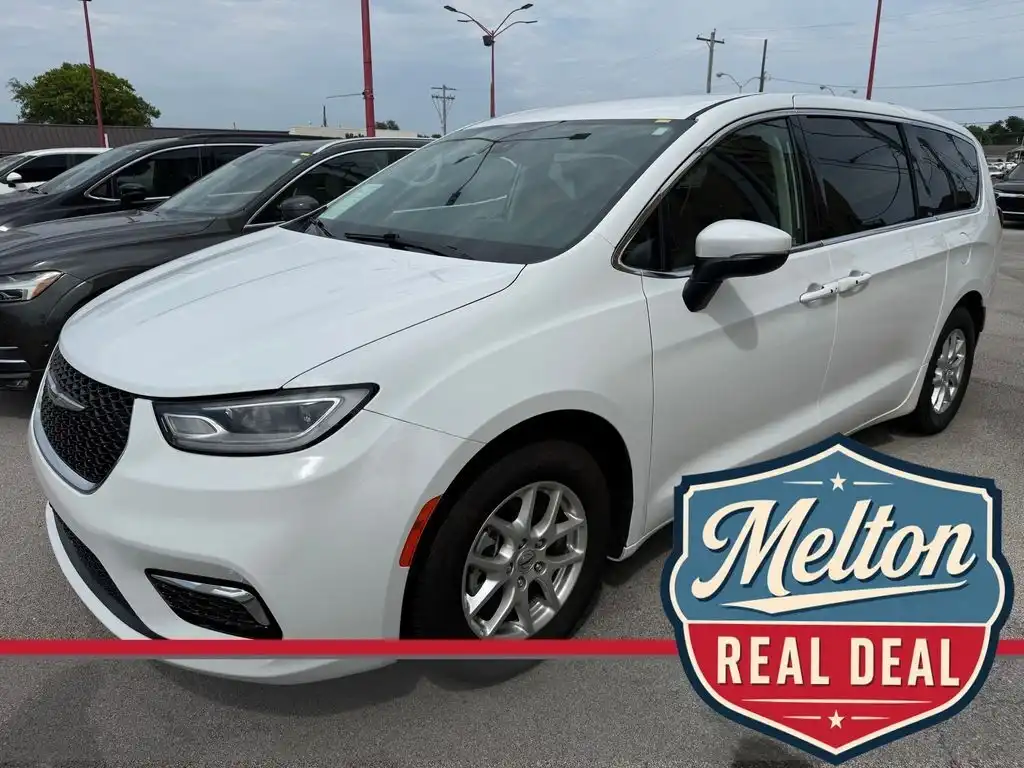 2023 Chrysler Pacifica Touring L's photo
