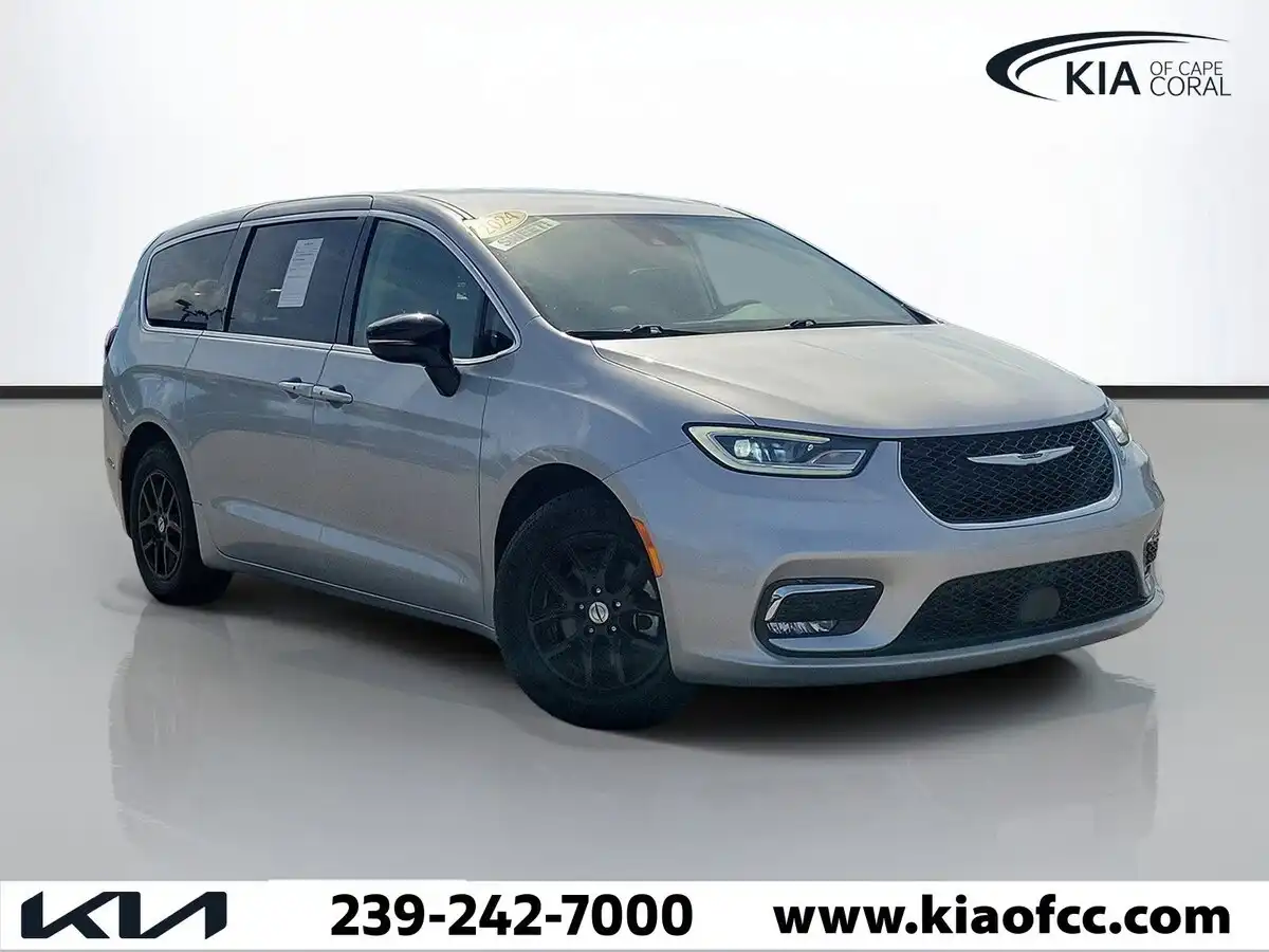 2024 Chrysler Pacifica Touring L's photo