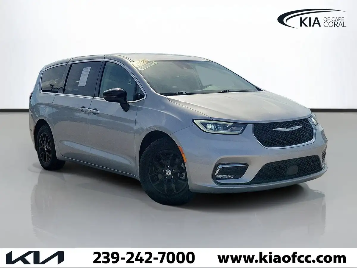 2024 Chrysler Pacifica Touring L's photo