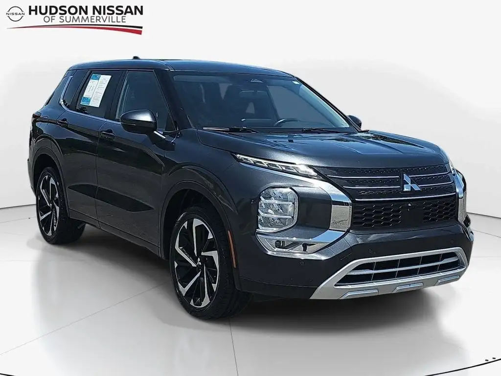 2024 Mitsubishi Outlander SE 2WD's photo