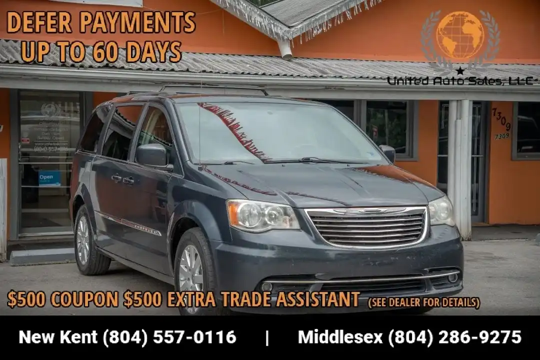 2014 Chrysler Town & Country Touring's photo