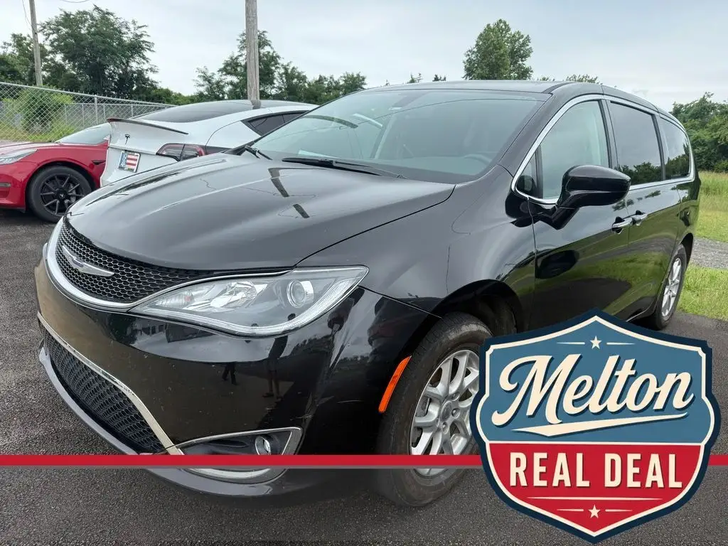 2020 Chrysler Pacifica Touring photo 1