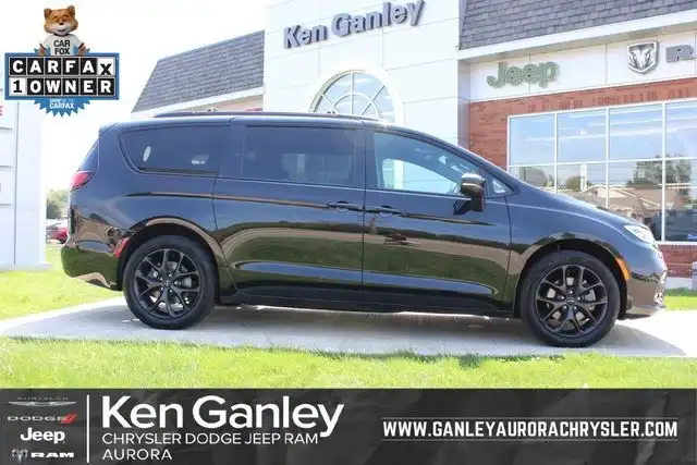 2023 Chrysler Pacifica Touring L AWD's photo