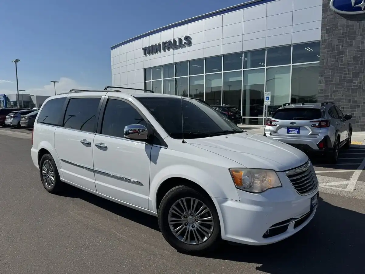 2014 Chrysler Town & Country Touring L's photo