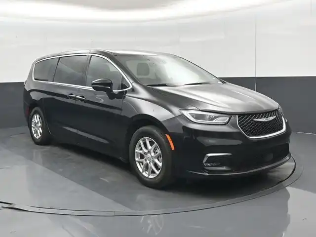 2026 Chrysler Pacifica Select's photo