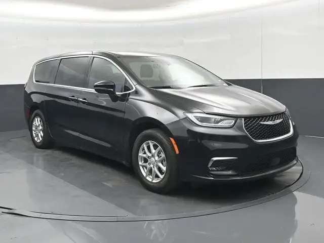 2026 Chrysler Pacifica Select photo 1