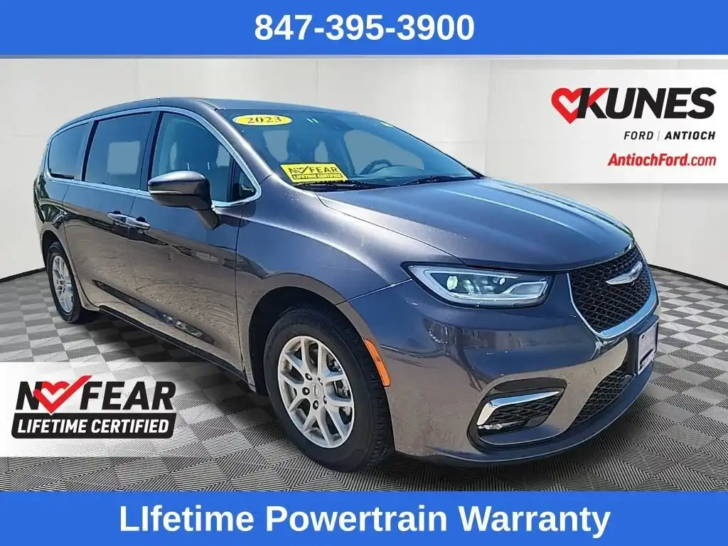 2023 Chrysler Pacifica Touring L's photo