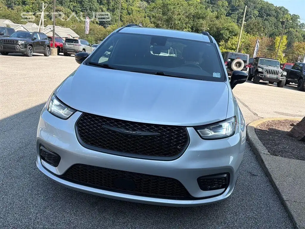 2024 Chrysler Pacifica Touring L AWD's photo
