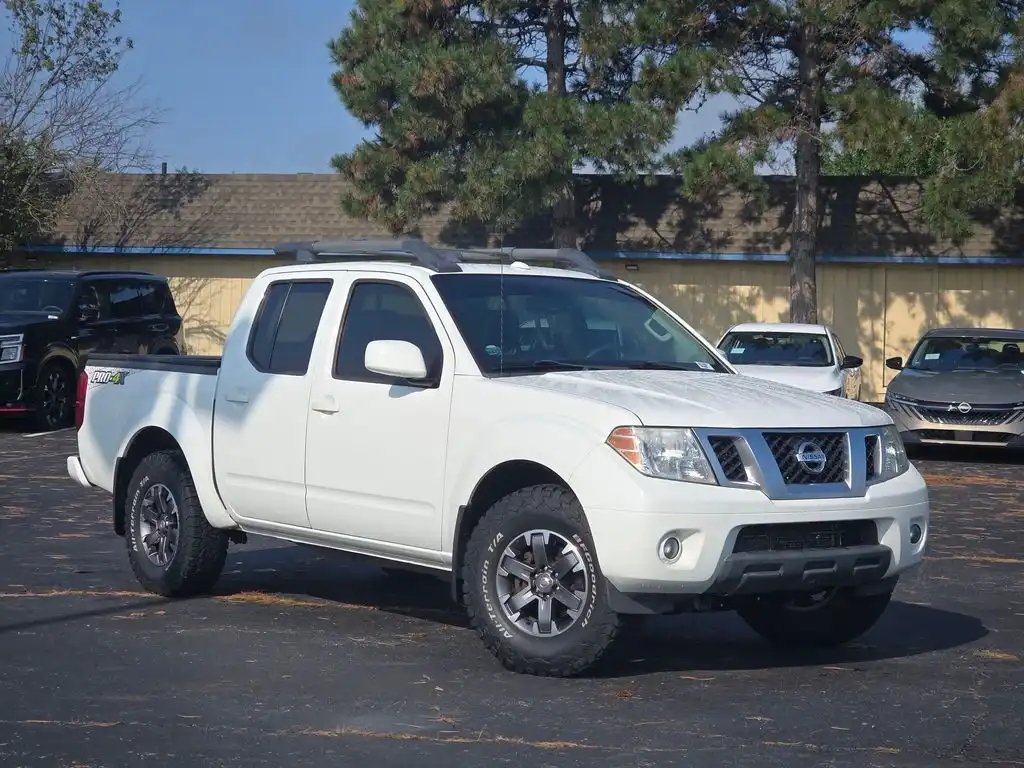 2015 Nissan Frontier 4.0 PRO-4X Crew Cab 4WD Auto's photo