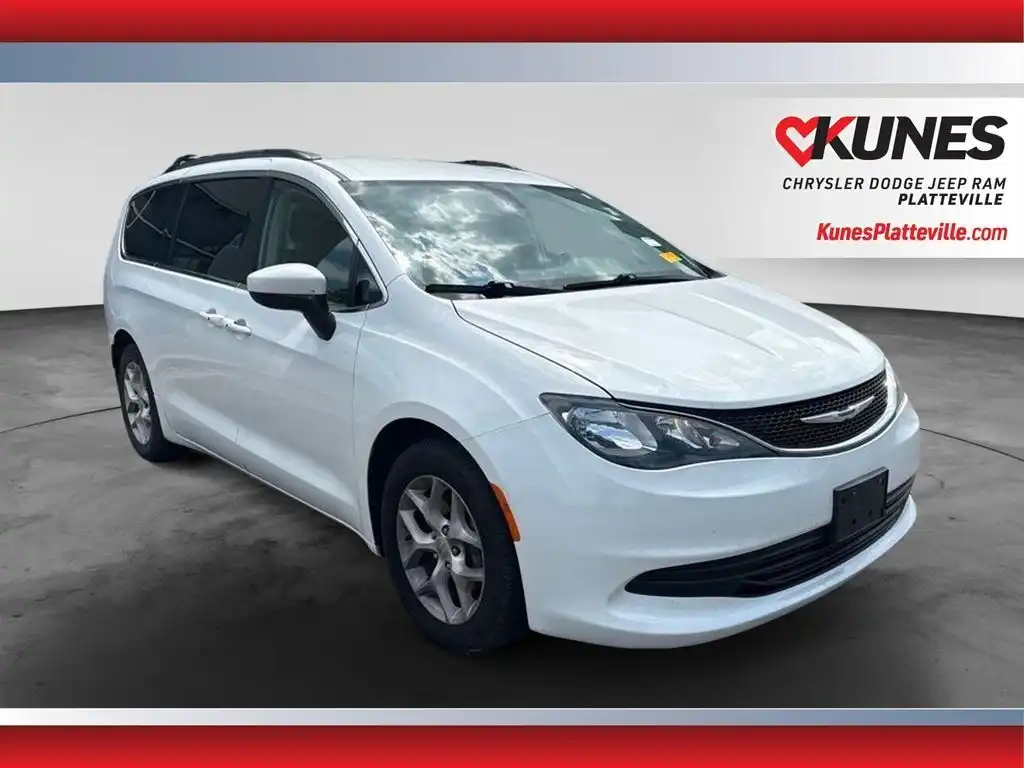 2018 Chrysler Pacifica Touring's photo