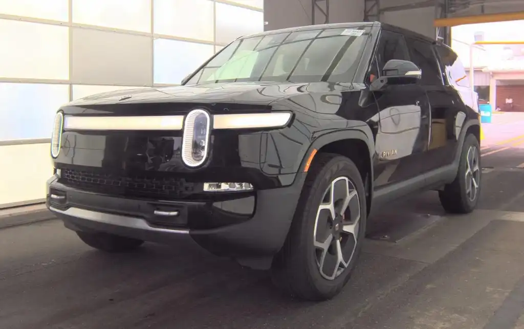 2024 Rivian R1S Adventure Quad-Motor Large Pack's photo