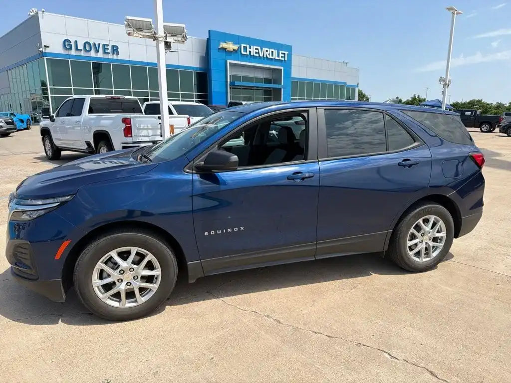 2022 Chevrolet Equinox LS's photo
