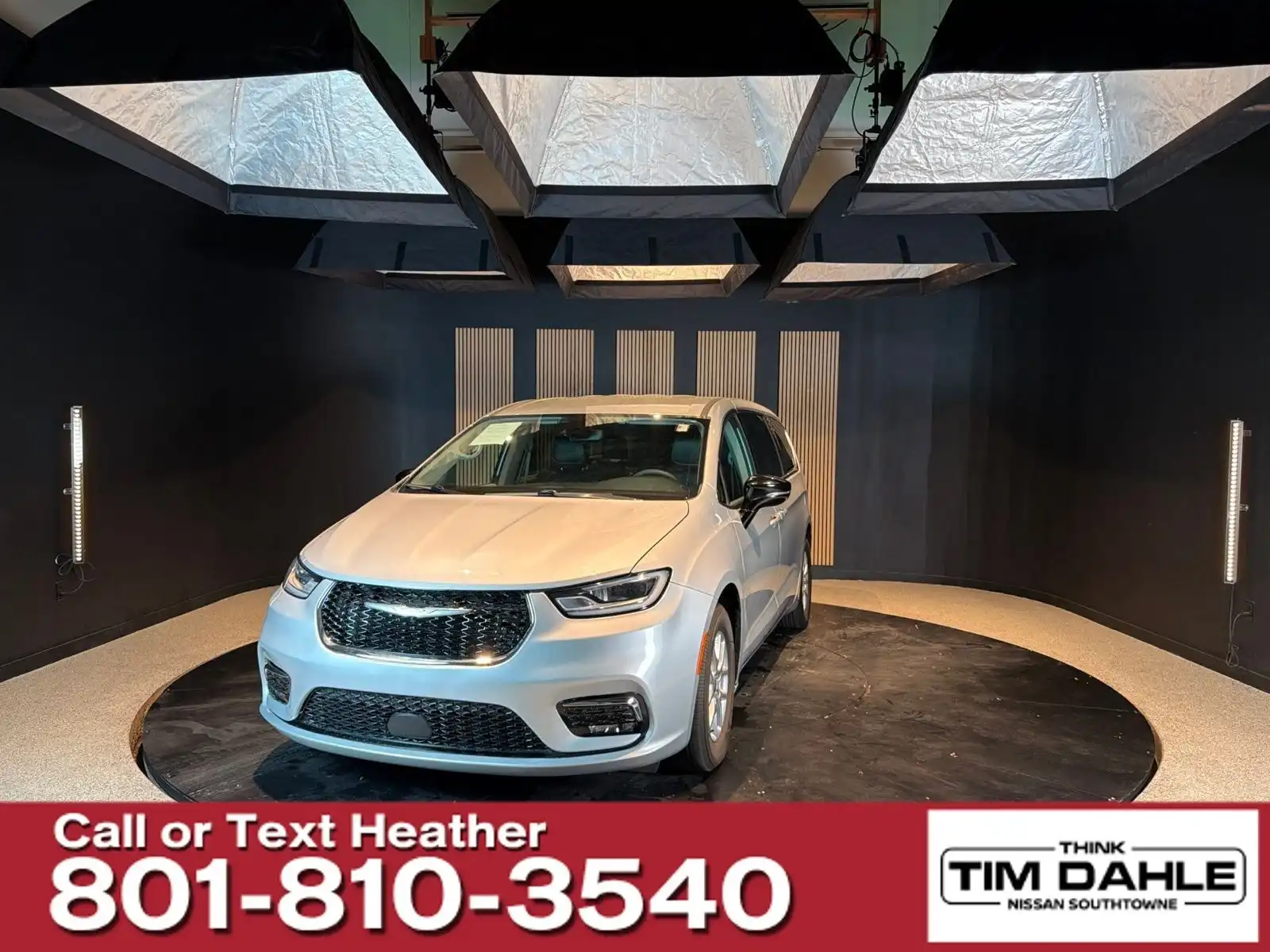 2024 Chrysler Pacifica Touring L's photo