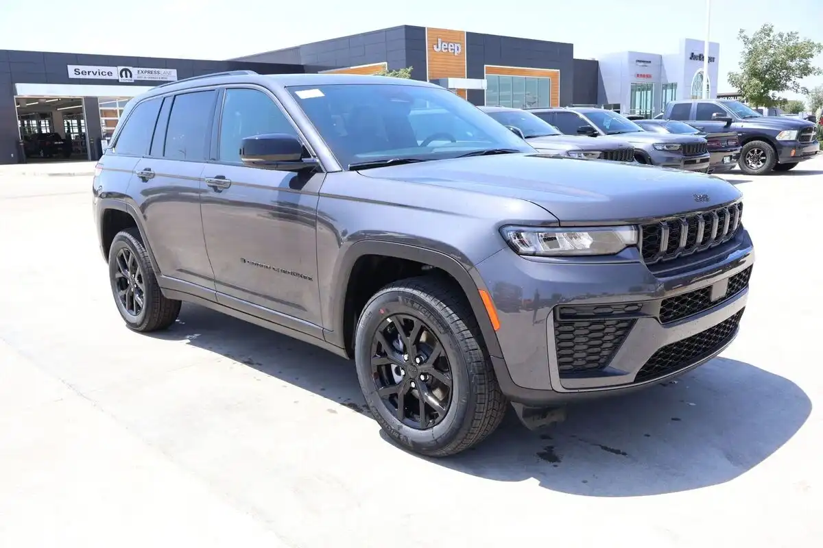 2026 Jeep Grand Cherokee Laredo Altitude's photo
